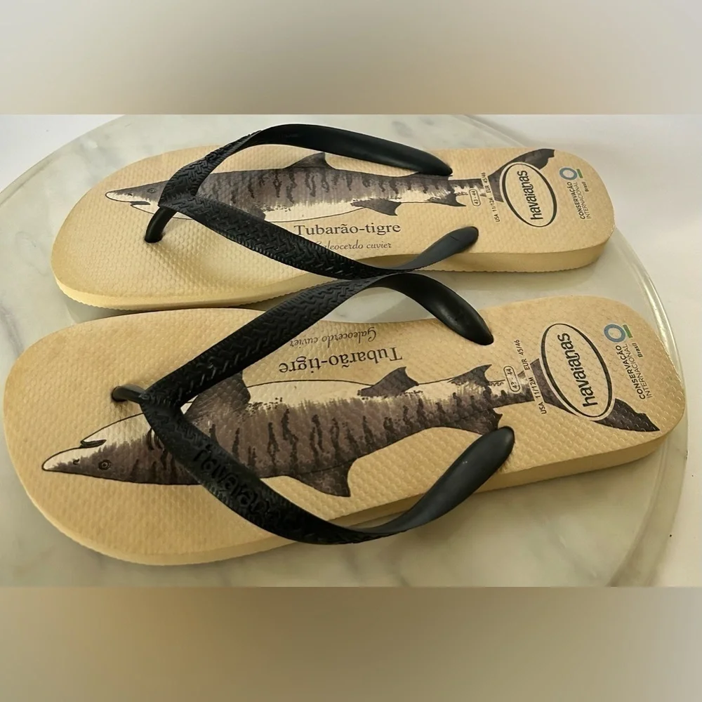 NWOT HAVAIANAS INTERNATIONAL CONSERVATIVE FLIP-FLOP SANDAL, STRAW BEIGE/BLACK